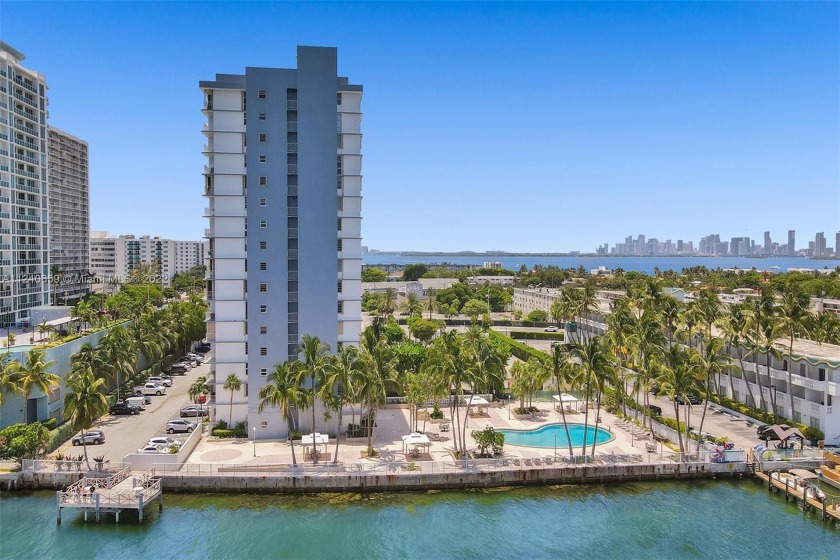 Spacious 1 bed/ 1.5 bath with bay and downtown skyline views in - Beach Condo for sale in Miami  Beach, Florida on Beachhouse.com