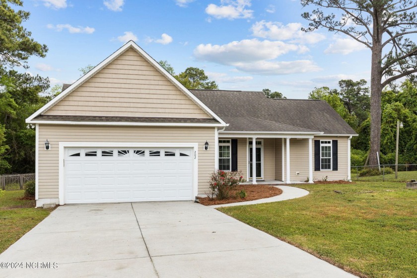 Welcome to your cozy retreat! This charming 3 bed, 2 bath home - Beach Home for sale in Cape Carteret, North Carolina on Beachhouse.com