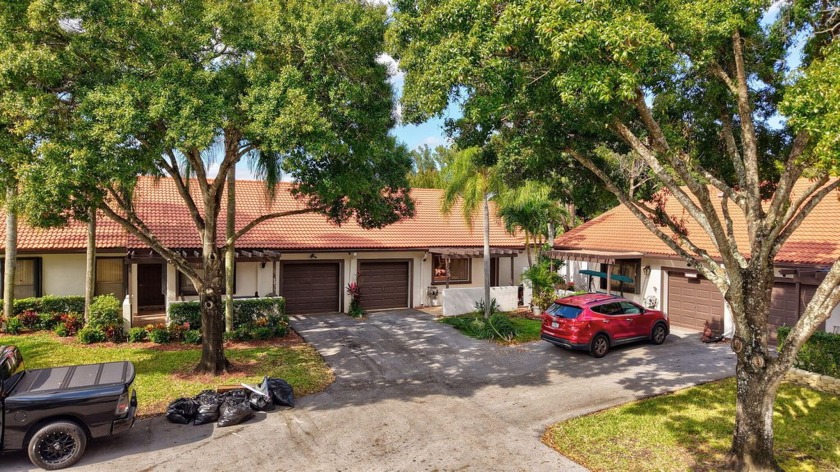 Charming 3-bed, 2-bath villa in Tamarac's Lake Colony community - Beach Home for sale in Tamarac, Florida on Beachhouse.com