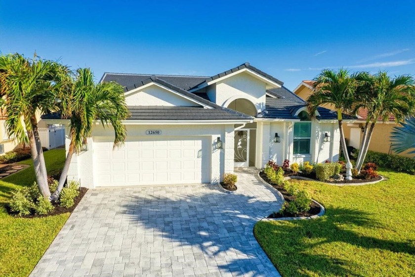 Luxurious 3-Bedroom Home with Stunning Lake and Golf Course - Beach Home for sale in Fort Myers, Florida on Beachhouse.com