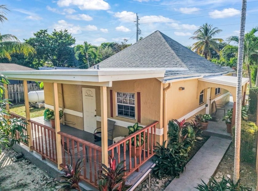 Fantastic investment opportunity featuring a spacious duplex - Beach Home for sale in Hallandale Beach, Florida on Beachhouse.com
