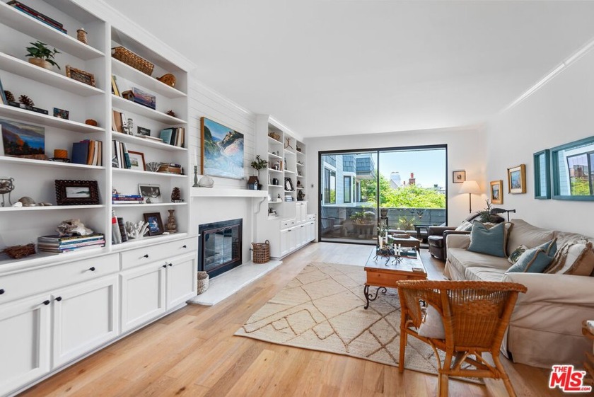 Beautifully updated single-level west facing unit offering 2 - Beach Condo for sale in Marina Del Rey, California on Beachhouse.com