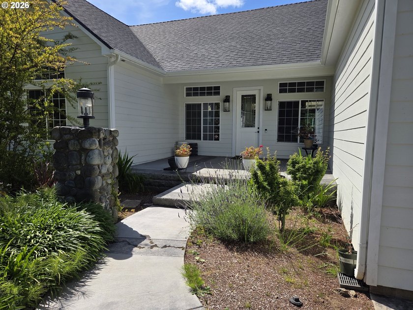 Exceptional Rogue Riverfront Home with Easy Access, Shop & Over - Beach Home for sale in Gold Beach, Oregon on Beachhouse.com