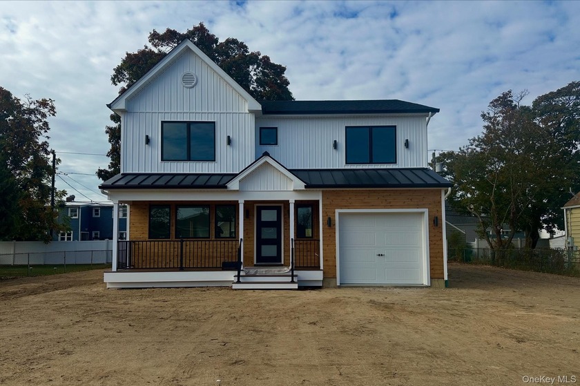 Beautifully Designed Modern 4 Bedroom, 2 1/2 Bathroom Home with - Beach Home for sale in Lindenhurst, New York on Beachhouse.com