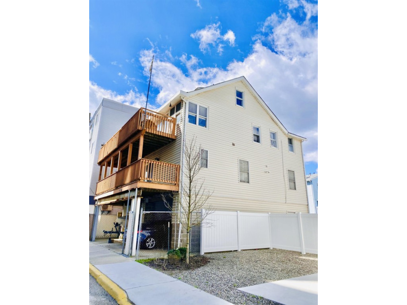 Rare beach Block opportunity. This whole building has endless - Beach Townhome/Townhouse for sale in Sea Isle City, New Jersey on Beachhouse.com