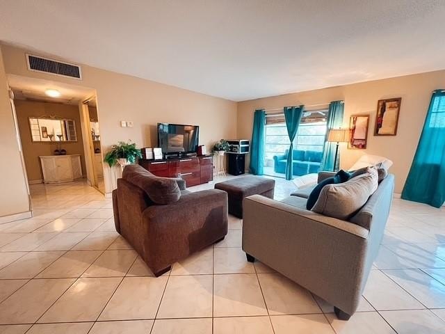 RARE & SPACIOUS 3-BEDROOM 3-BATHS WITH STUNNING LAKE & GOLF - Beach Condo for sale in Fort Lauderdale, Florida on Beachhouse.com