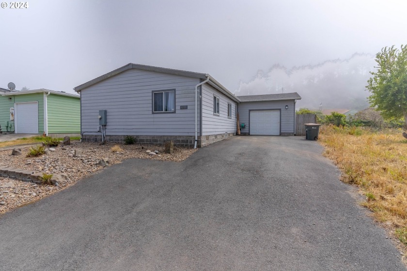 BRAND NEW ROOF with transferable warranty. Charming one level, 3 - Beach Home for sale in Newport, Oregon on Beachhouse.com