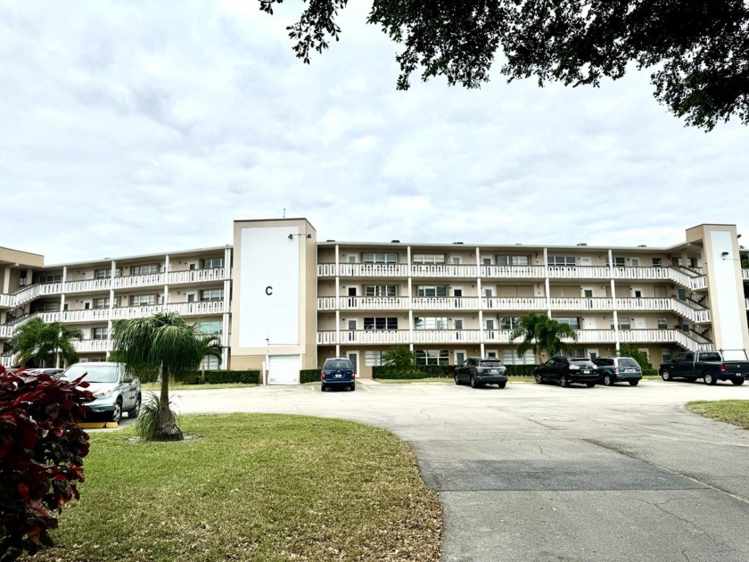 Excellent location to Call Home in 55+ Century Village! Unit is - Beach Condo for sale in West Palm Beach, Florida on Beachhouse.com