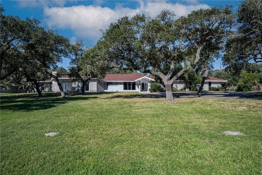 Discover the perfect blend of comfort, convenience and privacy - Beach Home for sale in Rockport, Texas on Beachhouse.com