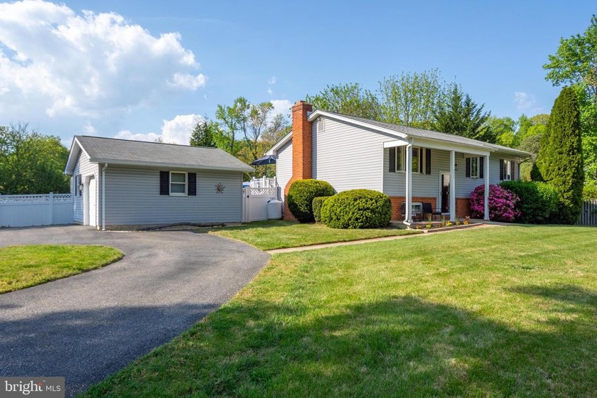 Updated split-level home with a pool in sought-after Loch Haven! - Beach Home for sale in Edgewater, Maryland on Beachhouse.com