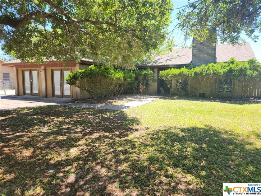 Welcome home to this 3-bedroom, 2-bathroom residence! Enjoy - Beach Home for sale in Port Lavaca, Texas on Beachhouse.com