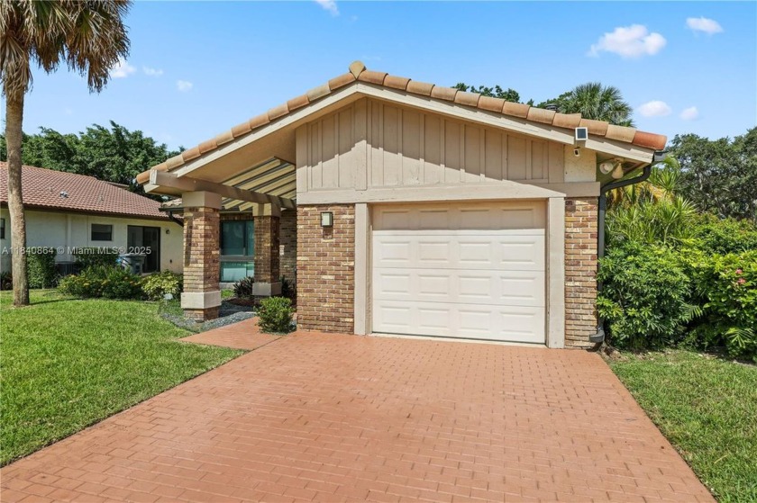 This 1,328 sq ft 2BD + Flex Room / 2BA villa with a private pool - Beach Home for sale in Boca Raton, Florida on Beachhouse.com