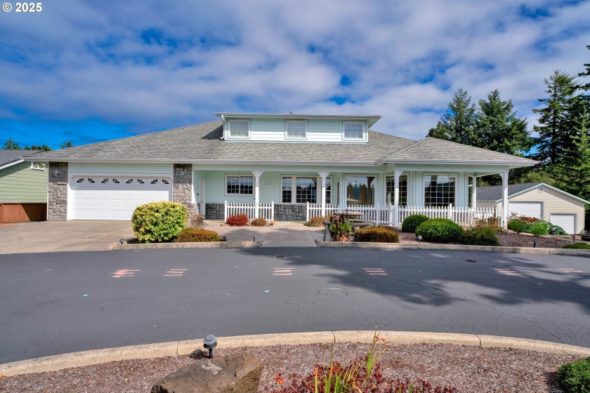 This beautifully designed 2,534 square foot home offers comfort - Beach Home for sale in Florence, Oregon on Beachhouse.com