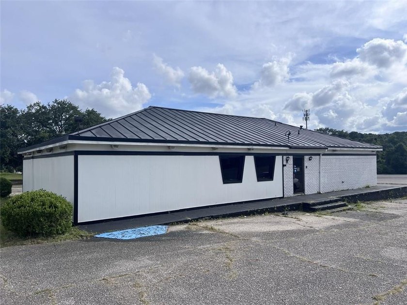 Former Pizza Hut building with over 100 feet of road frontage in - Beach Commercial for sale in Mobile, Alabama on Beachhouse.com
