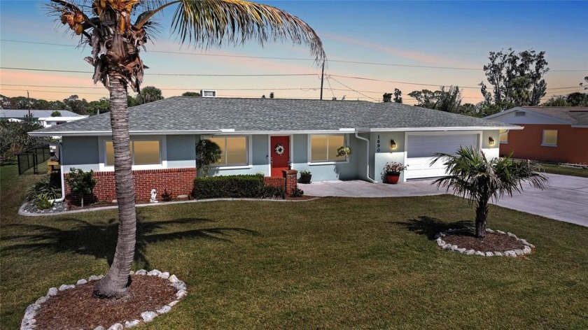 Just 2 miles from Englewood Beach! This beautifully maintained - Beach Home for sale in Englewood, Florida on Beachhouse.com