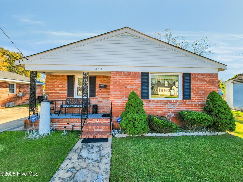Charming Move In Ready Brick Ranch! Welcome to 303 Roanoke - Beach Home for sale in Elizabeth City, North Carolina on Beachhouse.com