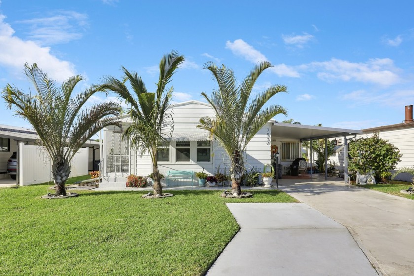 This beautifully updated 2-bedroom, 2-bathroom split-floor plan - Beach Home for sale in Hobe Sound, Florida on Beachhouse.com