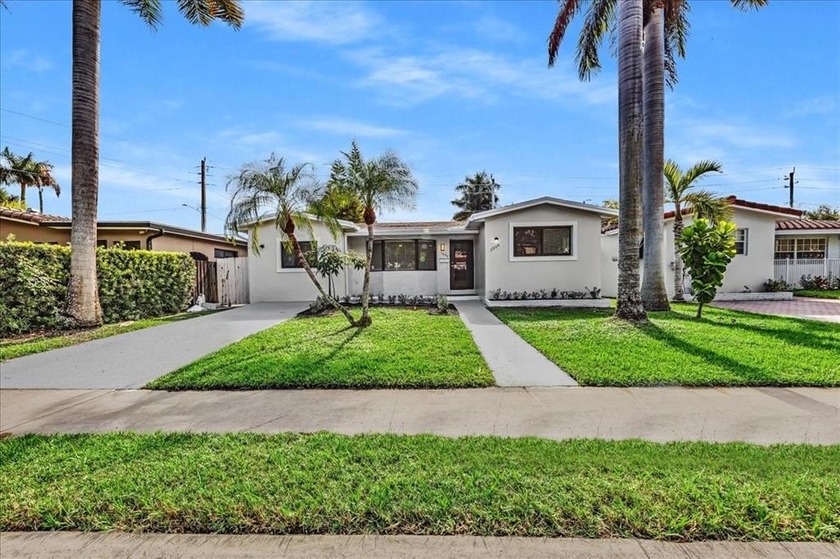Stunning, large 5 bedrooms, 3 bathroom, in a special area - Beach Home for sale in Hollywood, Florida on Beachhouse.com