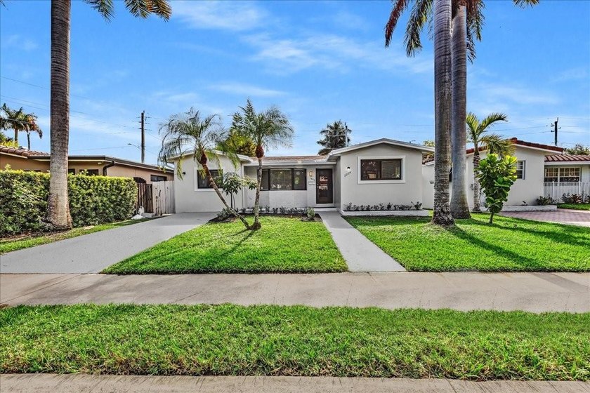 Stunning, large 5 bedrooms, 3 bathrooms, in a special area - Beach Home for sale in Hollywood, Florida on Beachhouse.com