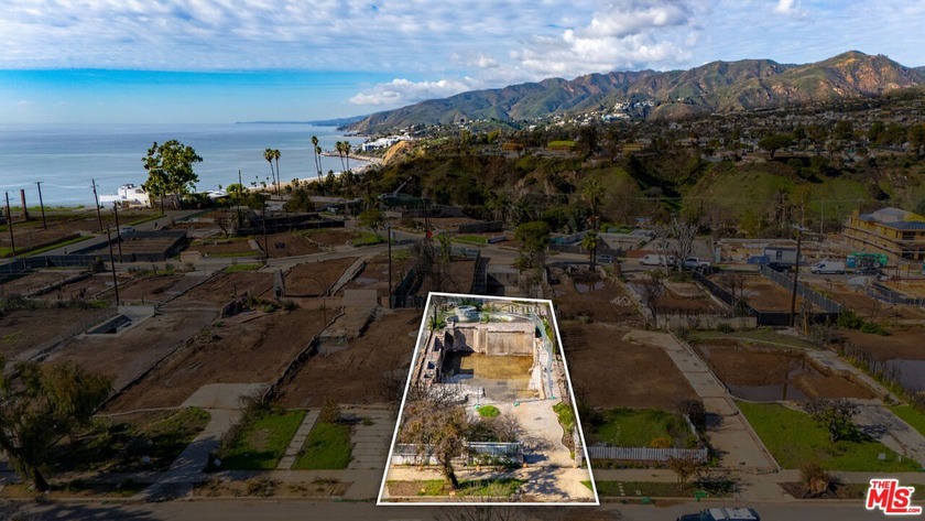 Rare double lot opportunity! This expansive 6,995 sq. ft. lot on - Beach Lot for sale in Pacific Palisades, California on Beachhouse.com