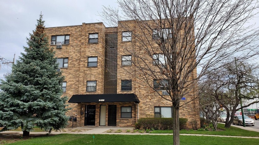 Conveniently located on Ridge Blvd./Devon Ave., an elevator - Beach Condo for sale in Chicago, Illinois on Beachhouse.com