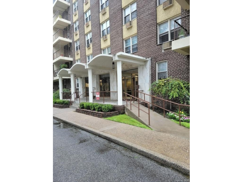 Spacious and beautifully maintained one-bedroom condo featuring - Beach Condo for sale in Flushing, New York on Beachhouse.com