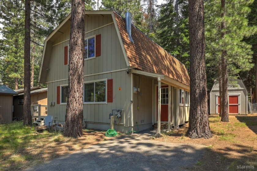 Spacious, mountain-style gambrel with a forest-like setting and - Beach Home for sale in South Lake Tahoe, California on Beachhouse.com