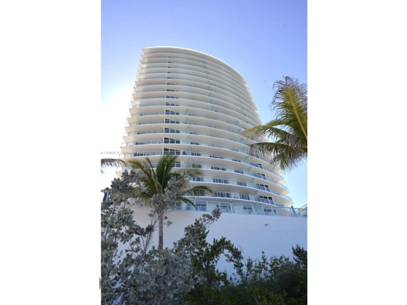 Magnificent 3 bedrooms, 3.5 baths, plus Den, ocean front - Beach Condo for sale in Hollywood, Florida on Beachhouse.com