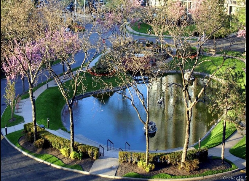 FABULOUS GATED BAY CLUB! 24 HOUR SECURITY AND DOORMAN.LUXURY AT - Beach Condo for sale in Bayside, New York on Beachhouse.com