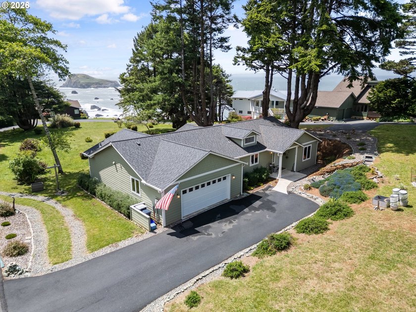 This newly constructed Hi-Line home, built in 2023, offers a - Beach Home for sale in Brookings, Oregon on Beachhouse.com
