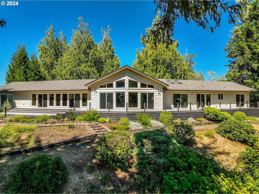 BREATHTAKING VIEWS!! Don't miss the opportunity to own this - Beach Home for sale in Lakeside, Oregon on Beachhouse.com