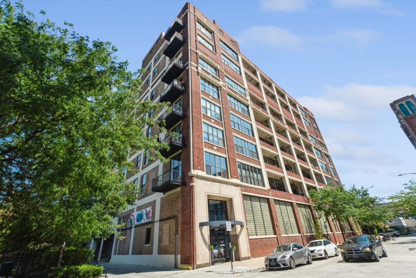 Spacious 2 bed 2 bath Unit at Chess Lofts! Soaring 12-foot - Beach Home for sale in Chicago, Illinois on Beachhouse.com