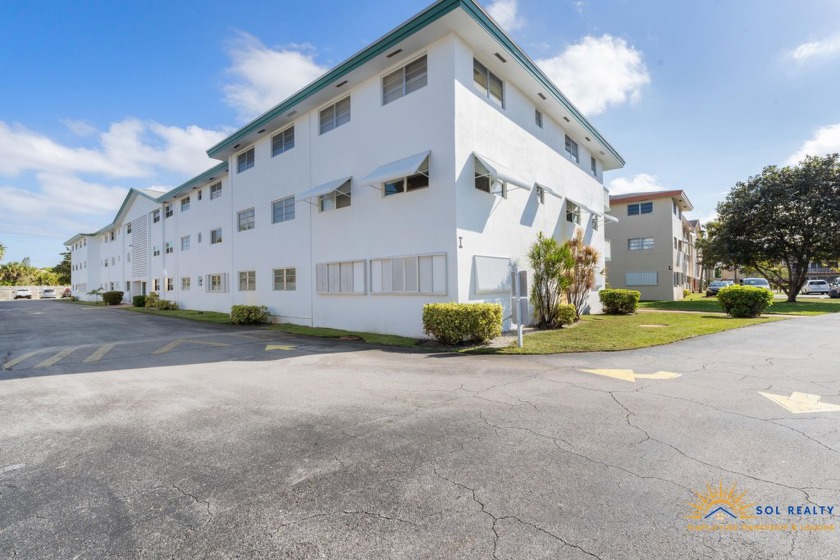 Well-maintained 2-bedroom, 1.5-bathroom condo, located in a - Beach Condo for sale in Hollywood, Florida on Beachhouse.com