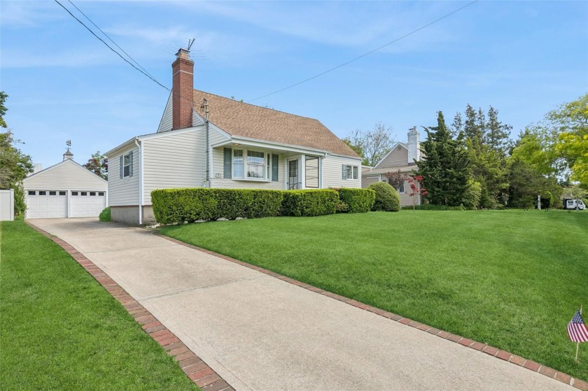 Welcome to the most inviting house in the Biltmore Shores beach - Beach Home for sale in Massapequa, New York on Beachhouse.com