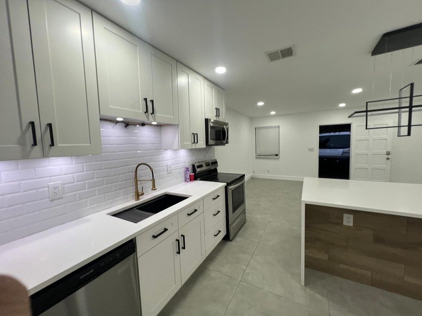 Great 2 bedroom/1 bathroom single family home WITH AN ADDITIONAL - Beach Home for sale in Fort Lauderdale, Florida on Beachhouse.com