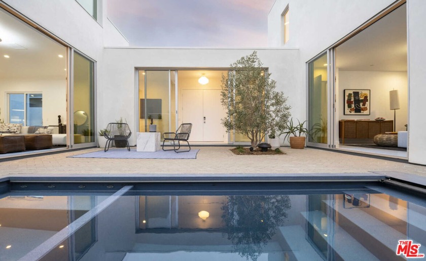 Already awarded for its design and situated on a quiet street in - Beach Home for sale in Santa Monica, California on Beachhouse.com