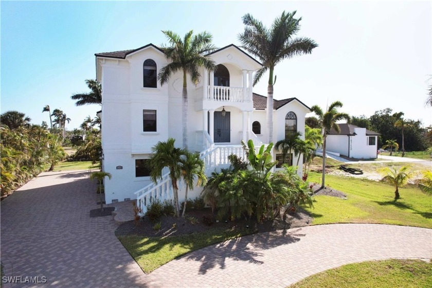 Just 2.5 miles from the Sanibel Causeway, this nearly 4,000 sq - Beach Home for sale in Fort Myers, Florida on Beachhouse.com