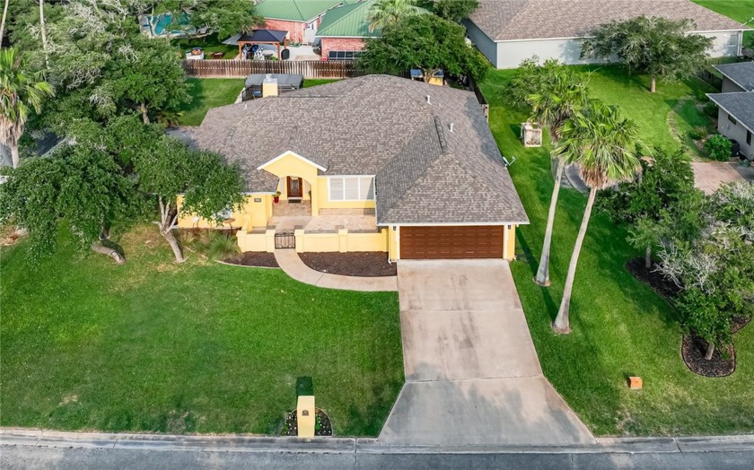 Beautifully maintained inside and out! 3/2/2.5. Split Bedrooms - Beach Home for sale in Rockport, Texas on Beachhouse.com