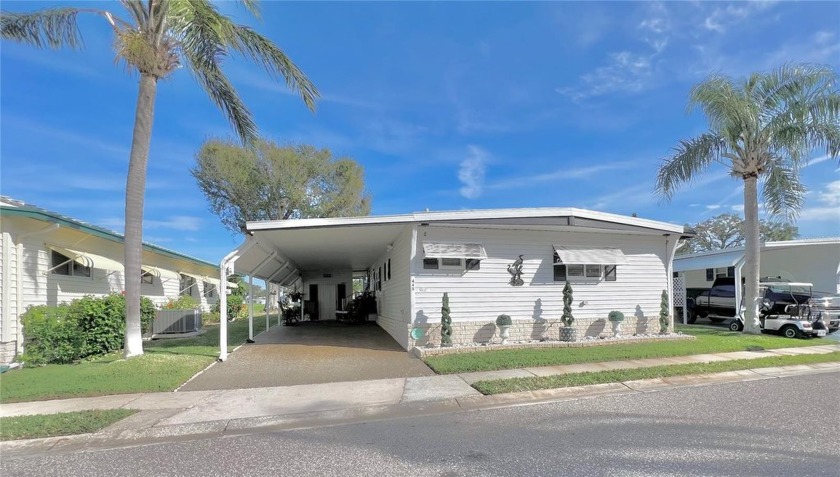 ON THE GOLF COURSE - Welcome to this beautifully maintained - Beach Home for sale in Largo, Florida on Beachhouse.com