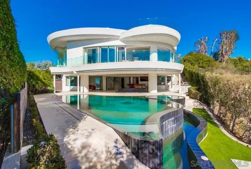 On a quiet cul-de-sac in the prestigious Muirlands neighborhood - Beach Home for sale in La Jolla, California on Beachhouse.com