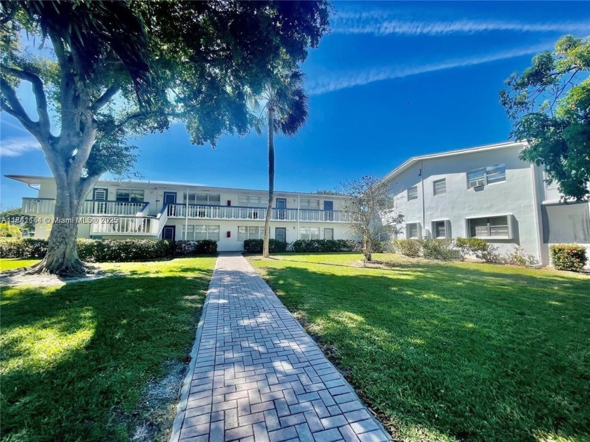 Cozy 1 bed 1.5 baths partially furnished corner unit right - Beach Condo for sale in Deerfield Beach, Florida on Beachhouse.com