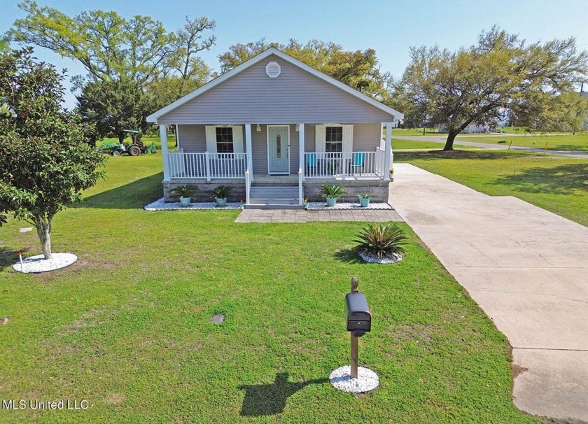 Looking for your 3bd/2ba Beach Cottage with Gulf Views for your - Beach Home for sale in Gulfport, Mississippi on Beachhouse.com