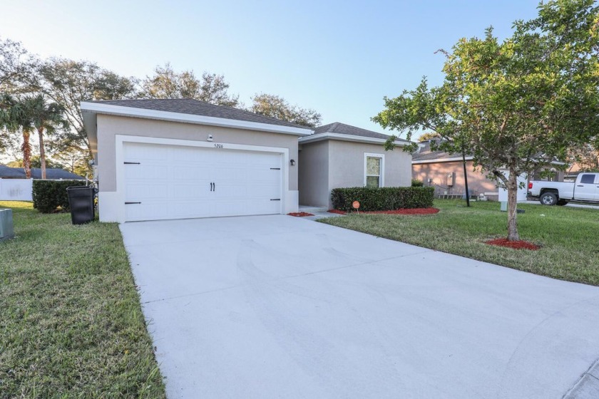 Come and see this beautiful 3 bedroom, 2 bath, 2 car garage in - Beach Home for sale in Fort Pierce, Florida on Beachhouse.com