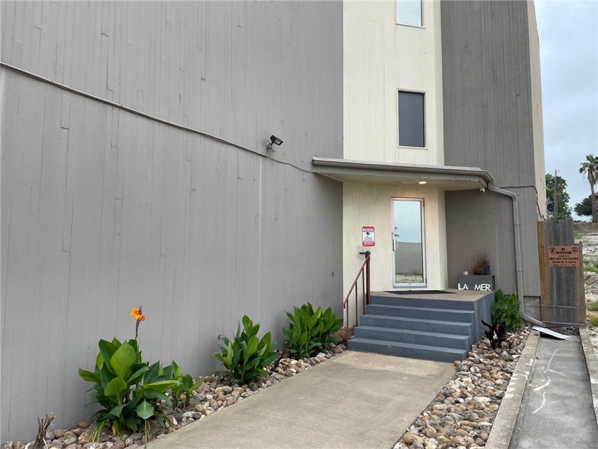 LOCATION!! VIEWS!! AMINITIES!! DETACHED TWO-CAR GARAGE WITH - Beach Condo for sale in Corpus Christi, Texas on Beachhouse.com