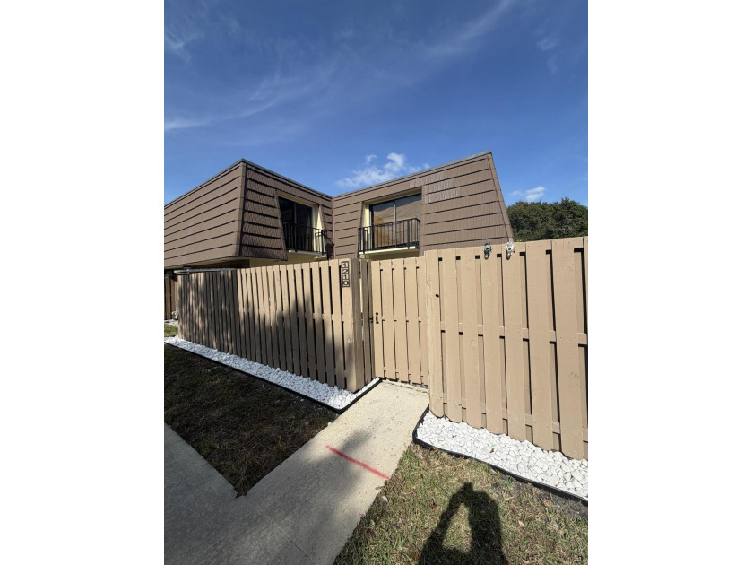 Highly upgraded townhome in a prime Sandalwood Estates location - Beach Townhome/Townhouse for sale in Palm Beach Gardens, Florida on Beachhouse.com