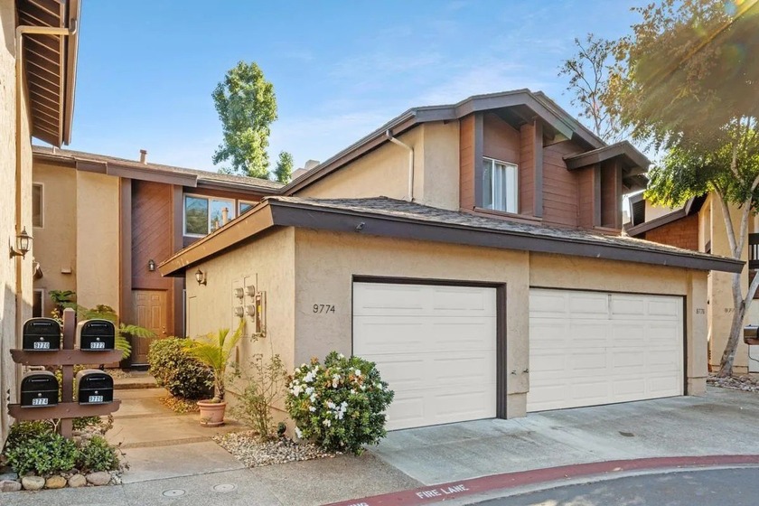 This stylishly upgraded 2-story, 2-bedroom townhome offers the - Beach Condo for sale in San Diego, California on Beachhouse.com