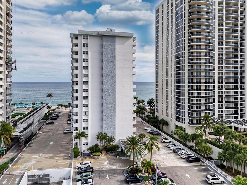 BRIGHT AND SPACIOUS 2 BEDROOM CONDO. NORTHWEST CORNER WITH - Beach Condo for sale in Fort Lauderdale, Florida on Beachhouse.com