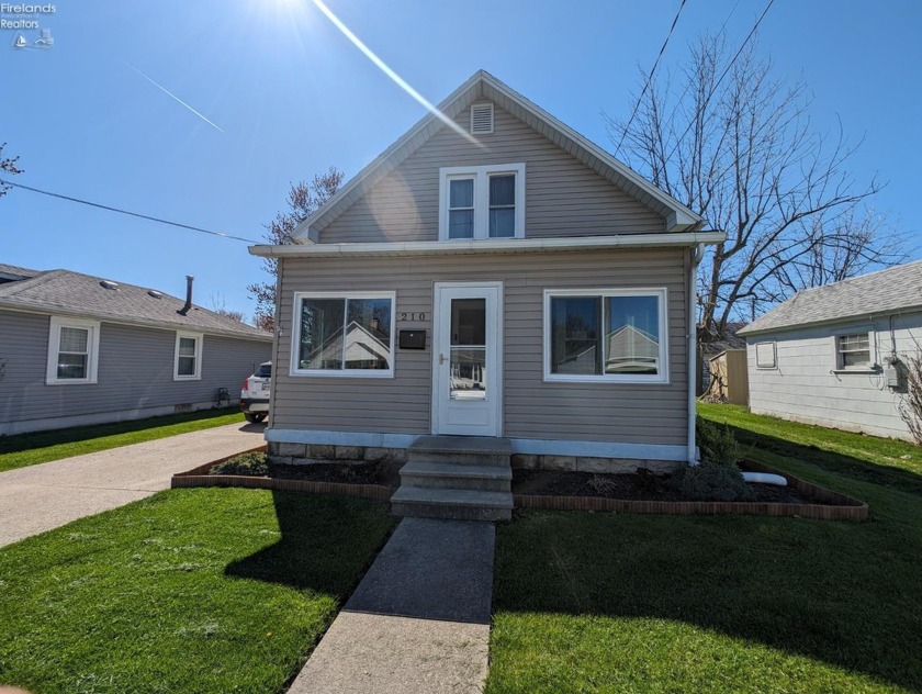Come check out this 3-bedroom, 1-full-bath home, with one - Beach Home for sale in Port Clinton, Ohio on Beachhouse.com