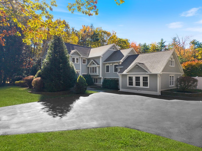 Welcome home to 31 Old Blue Point Road. Ideally located less - Beach Home for sale in Scarborough, Maine on Beachhouse.com