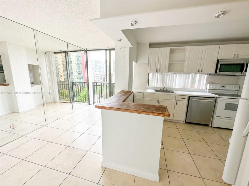 Great 2/2 , plus a Den, half a block from the beach on the - Beach Condo for sale in Sunny Isles Beach, Florida on Beachhouse.com